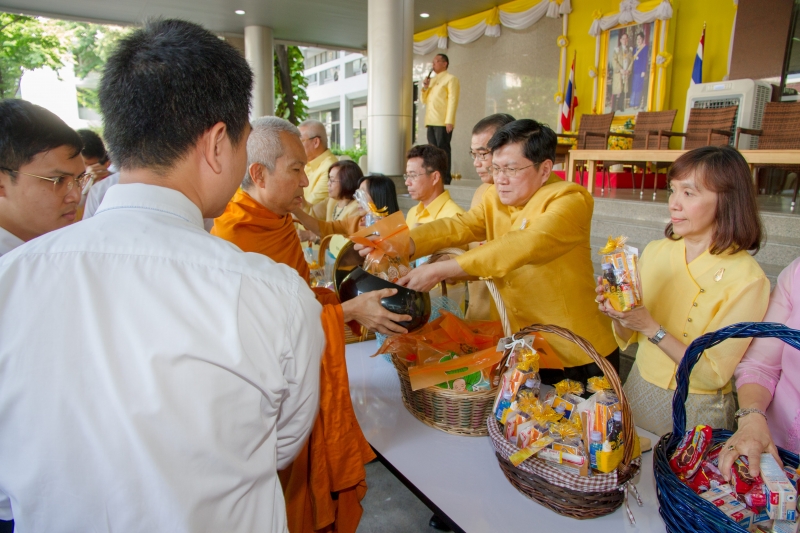  พิธีทำบุญตักบาตรข้าวสารอาหารแห้ง คณะสงฆ์จำนวน 9 รูป จากวัดบวรนิเวศวิหาร พระอารามหลวง เพื่อน้อมอุทิศถวายเป็นพระราชกุศลแด่  พระบา