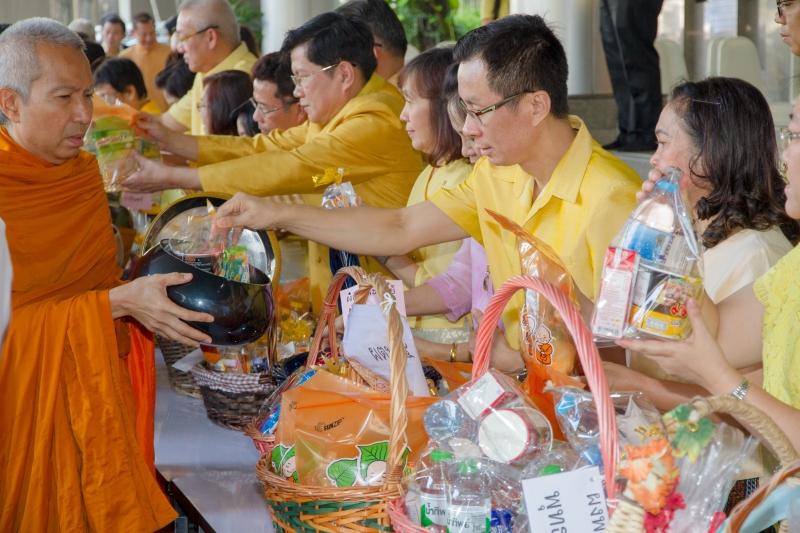  พิธีทำบุญตักบาตรข้าวสารอาหารแห้ง คณะสงฆ์จำนวน 9 รูป จากวัดบวรนิเวศวิหาร พระอารามหลวง เพื่อน้อมอุทิศถวายเป็นพระราชกุศลแด่  พระบา