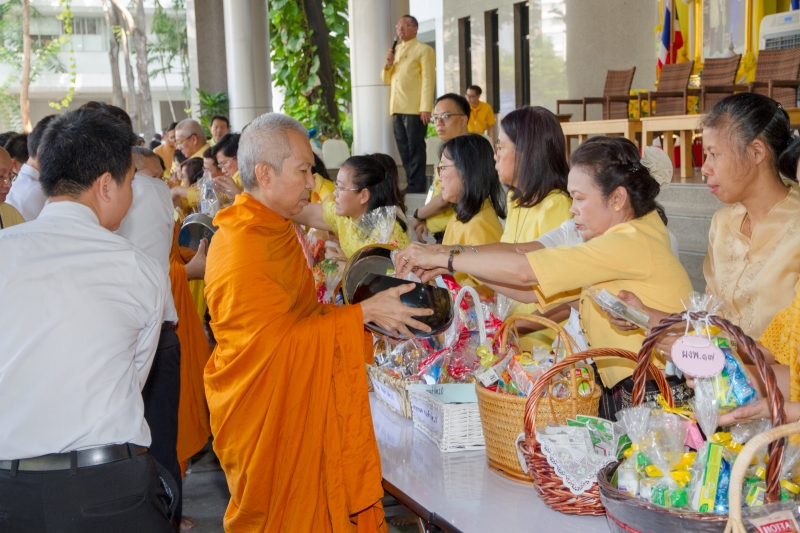  พิธีทำบุญตักบาตรข้าวสารอาหารแห้ง คณะสงฆ์จำนวน 9 รูป จากวัดบวรนิเวศวิหาร พระอารามหลวง เพื่อน้อมอุทิศถวายเป็นพระราชกุศลแด่  พระบา
