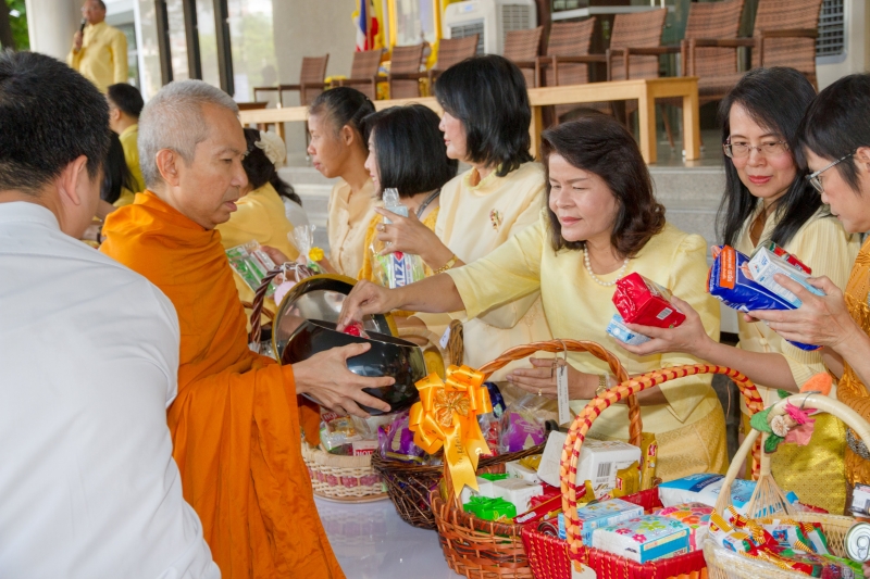  พิธีทำบุญตักบาตรข้าวสารอาหารแห้ง คณะสงฆ์จำนวน 9 รูป จากวัดบวรนิเวศวิหาร พระอารามหลวง เพื่อน้อมอุทิศถวายเป็นพระราชกุศลแด่  พระบา