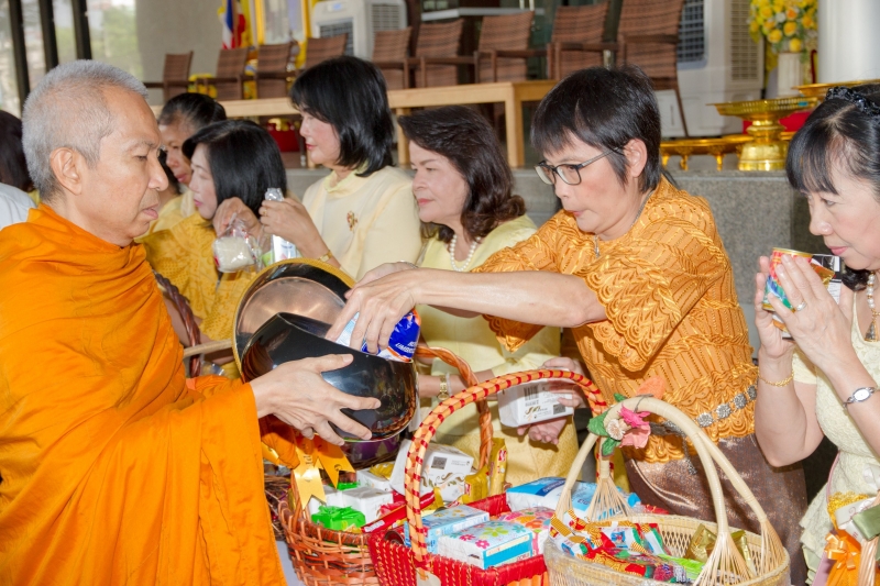  พิธีทำบุญตักบาตรข้าวสารอาหารแห้ง คณะสงฆ์จำนวน 9 รูป จากวัดบวรนิเวศวิหาร พระอารามหลวง เพื่อน้อมอุทิศถวายเป็นพระราชกุศลแด่  พระบา