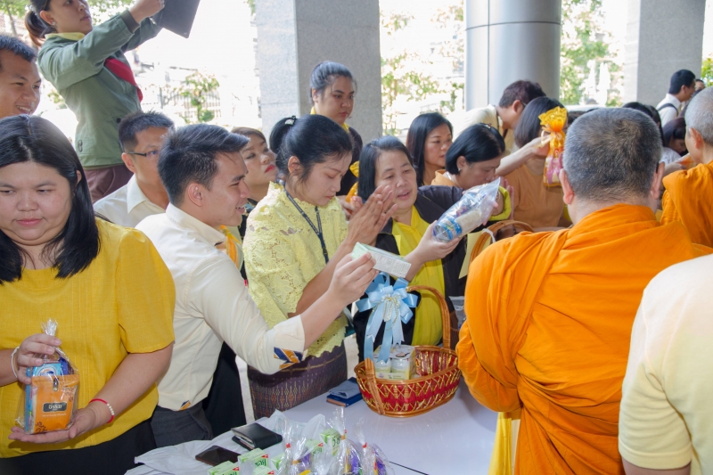  พิธีทำบุญตักบาตรข้าวสารอาหารแห้ง คณะสงฆ์จำนวน 9 รูป จากวัดบวรนิเวศวิหาร พระอารามหลวง เพื่อน้อมอุทิศถวายเป็นพระราชกุศลแด่  พระบา