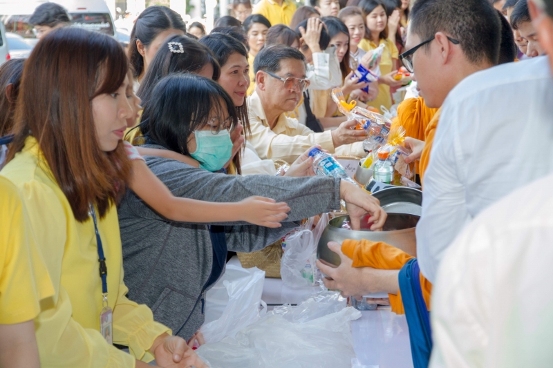  พิธีทำบุญตักบาตรข้าวสารอาหารแห้ง คณะสงฆ์จำนวน 9 รูป จากวัดบวรนิเวศวิหาร พระอารามหลวง เพื่อน้อมอุทิศถวายเป็นพระราชกุศลแด่  พระบา