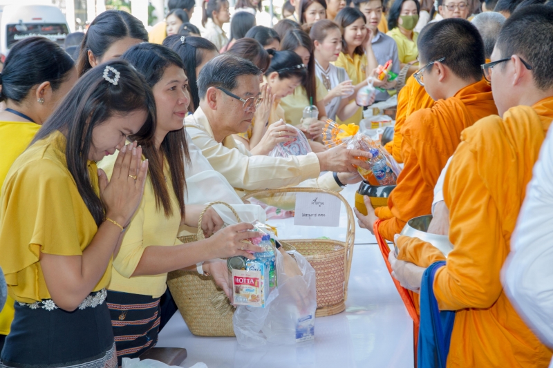  พิธีทำบุญตักบาตรข้าวสารอาหารแห้ง คณะสงฆ์จำนวน 9 รูป จากวัดบวรนิเวศวิหาร พระอารามหลวง เพื่อน้อมอุทิศถวายเป็นพระราชกุศลแด่  พระบา