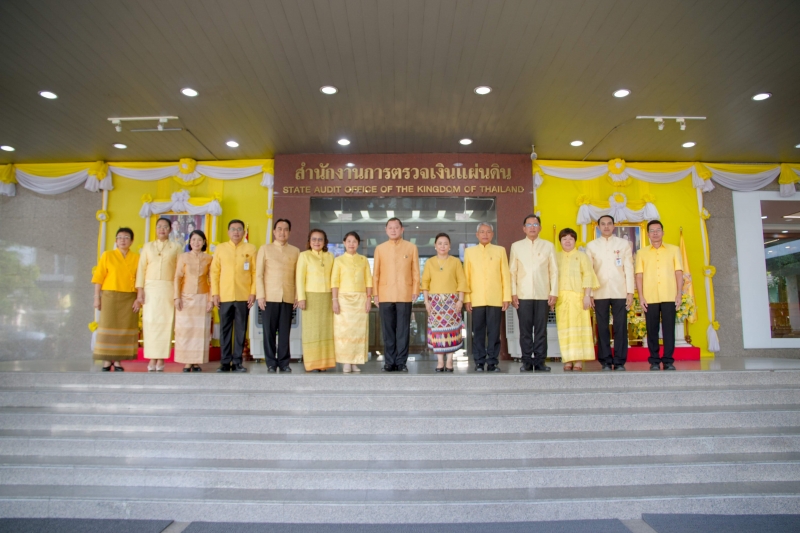  พิธีทำบุญตักบาตรข้าวสารอาหารแห้ง คณะสงฆ์จำนวน 9 รูป จากวัดบวรนิเวศวิหาร พระอารามหลวง เพื่อน้อมอุทิศถวายเป็นพระราชกุศลแด่  พระบา