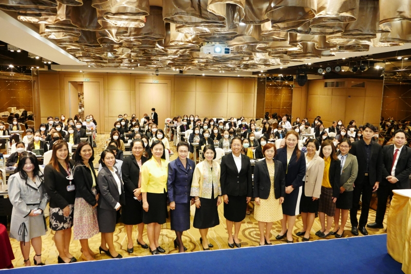 วิทยากรและผู้เข้ารับการอบรมถ่ายภาพร่วมกัน