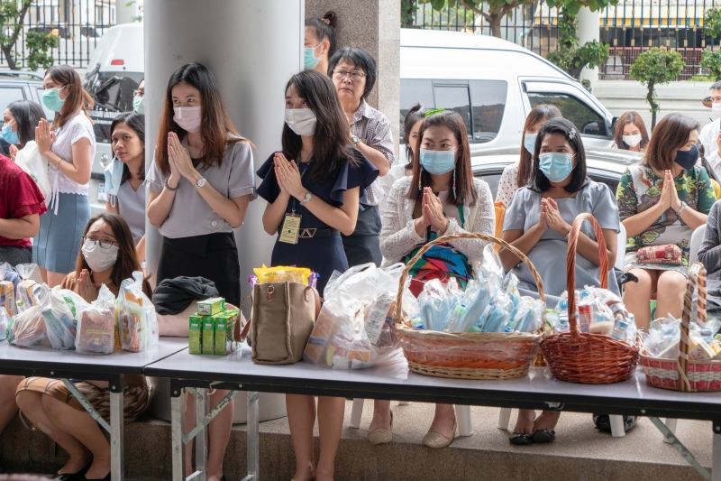 พิธีทำบุญตักบาตรข้าวสารอาหารแห้ง คณะสงฆ์จากวัดอินทรวิหาร พระอารามหลวง