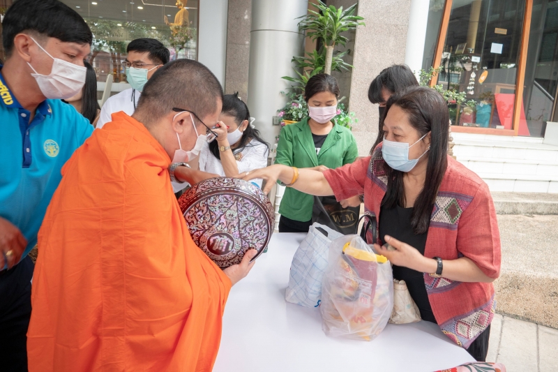 พิธีทำบุญตักบาตรข้าวสารอาหารแห้ง คณะสงฆ์จากวัดอินทรวิหาร พระอารามหลวง