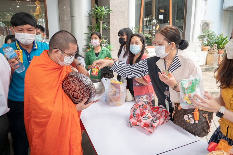 พิธีทำบุญตักบาตรข้าวสารอาหารแห้ง คณะสงฆ์จากวัดอินทรวิหาร พระอารามหลวง