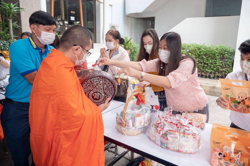 พิธีทำบุญตักบาตรข้าวสารอาหารแห้ง คณะสงฆ์จากวัดอินทรวิหาร พระอารามหลวง