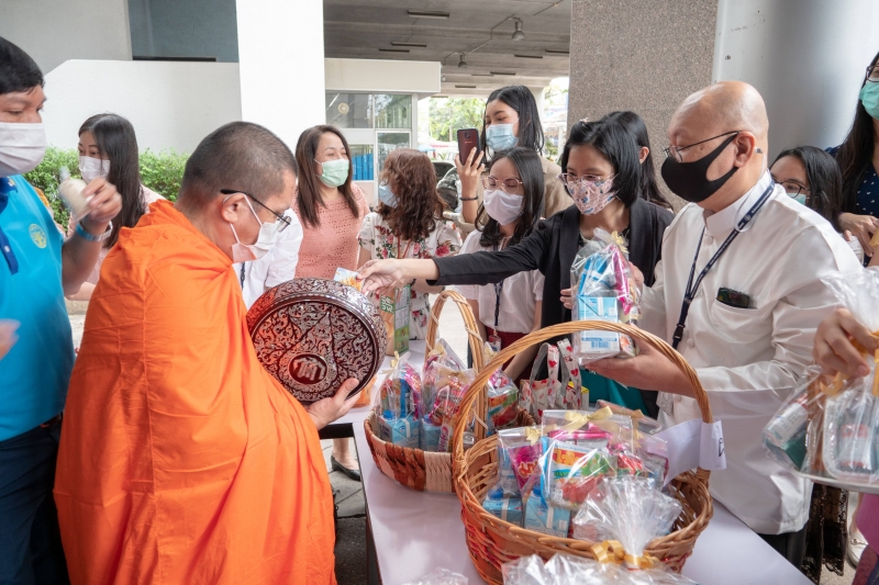 พิธีทำบุญตักบาตรข้าวสารอาหารแห้ง คณะสงฆ์จากวัดอินทรวิหาร พระอารามหลวง