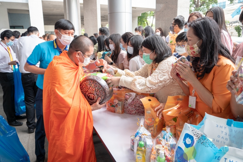พิธีทำบุญตักบาตรข้าวสารอาหารแห้ง คณะสงฆ์จากวัดอินทรวิหาร พระอารามหลวง