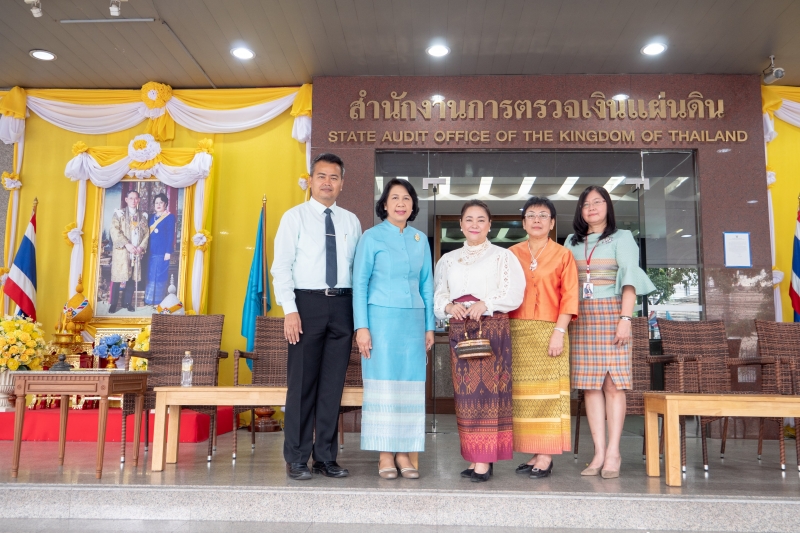 พิธีทำบุญตักบาตรข้าวสารอาหารแห้ง คณะสงฆ์จากวัดอินทรวิหาร พระอารามหลวง