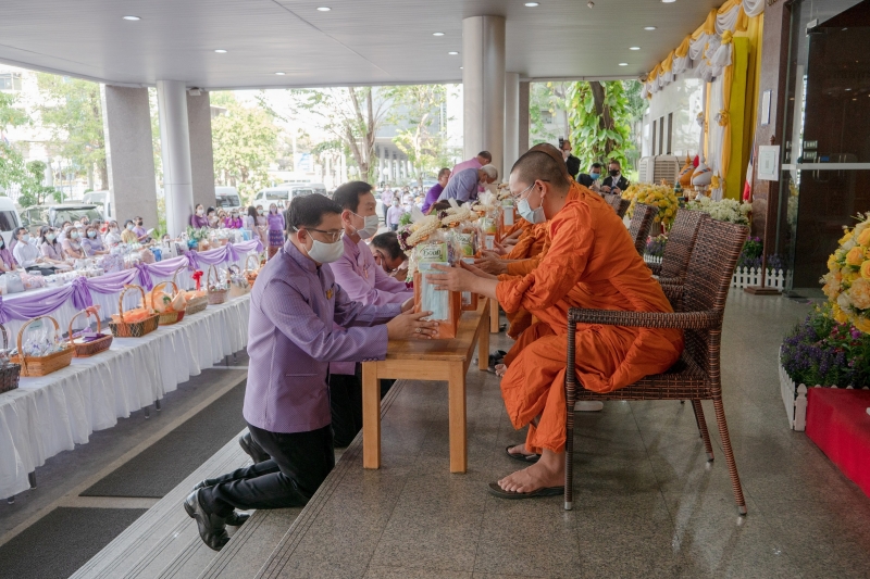 พิธีทำบุญตักบาตรข้าวสารอาหารแห้ง คณะสงฆ์จากวัดเทพธิดารามวรวิหาร พระอารามหลวง เพื่อน้อมถวายเป็นพระราชกุศลและถวายพระพรชัยมงคลแด่สม