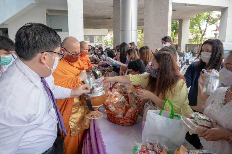 พิธีทำบุญตักบาตรข้าวสารอาหารแห้ง คณะสงฆ์จากวัดเทพธิดารามวรวิหาร พระอารามหลวง เพื่อน้อมถวายเป็นพระราชกุศลและถวายพระพรชัยมงคลแด่สม