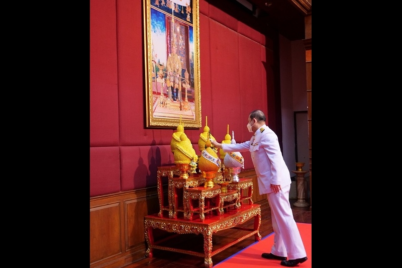 พิธีรับเครื่องราชอิสริยาภรณ์ชั้นสายสะพาย ประจำปี 2564 ต่อเบื้องหน้าพระฉายาลักษณ์พระบาทสมเด็จพระเจ้าอยู่หัว ณ ห้องดำริอิศรานุวรรต