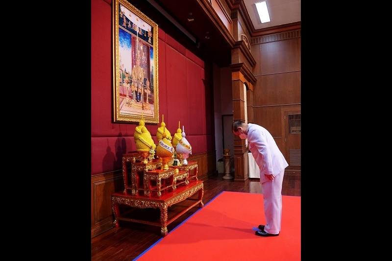 พิธีรับเครื่องราชอิสริยาภรณ์ชั้นสายสะพาย ประจำปี 2564 ต่อเบื้องหน้าพระฉายาลักษณ์พระบาทสมเด็จพระเจ้าอยู่หัว ณ ห้องดำริอิศรานุวรรต