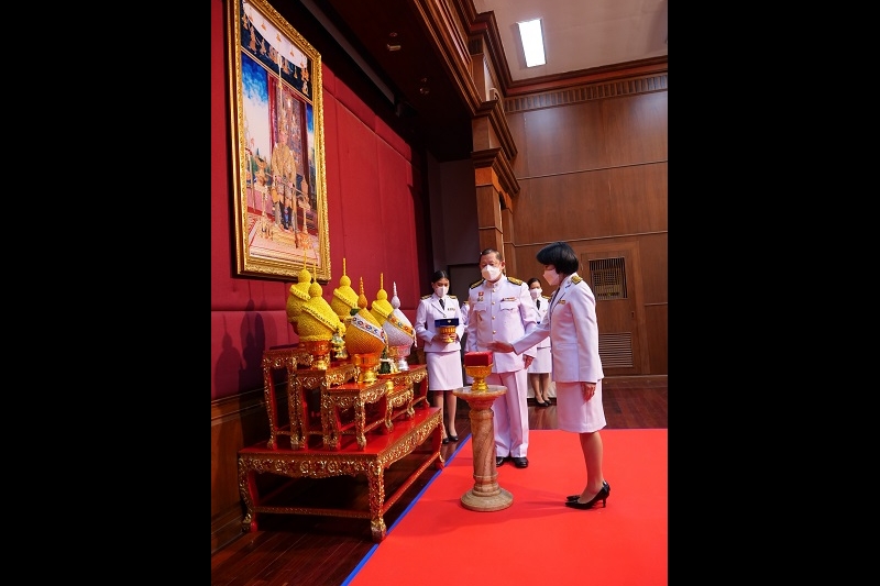 พิธีรับเครื่องราชอิสริยาภรณ์ชั้นสายสะพาย ประจำปี 2564 ต่อเบื้องหน้าพระฉายาลักษณ์พระบาทสมเด็จพระเจ้าอยู่หัว ณ ห้องดำริอิศรานุวรรต