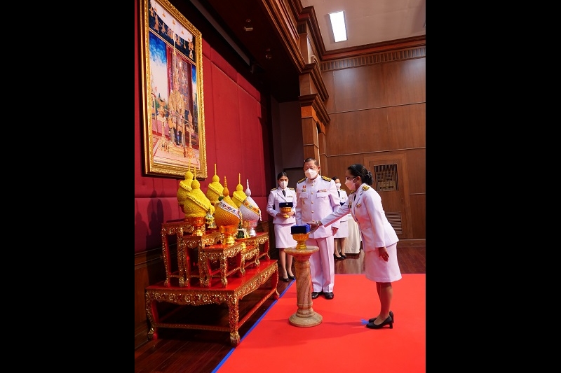 พิธีรับเครื่องราชอิสริยาภรณ์ชั้นสายสะพาย ประจำปี 2564 ต่อเบื้องหน้าพระฉายาลักษณ์พระบาทสมเด็จพระเจ้าอยู่หัว ณ ห้องดำริอิศรานุวรรต