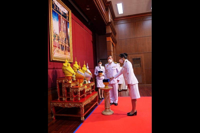 พิธีรับเครื่องราชอิสริยาภรณ์ชั้นสายสะพาย ประจำปี 2564 ต่อเบื้องหน้าพระฉายาลักษณ์พระบาทสมเด็จพระเจ้าอยู่หัว ณ ห้องดำริอิศรานุวรรต