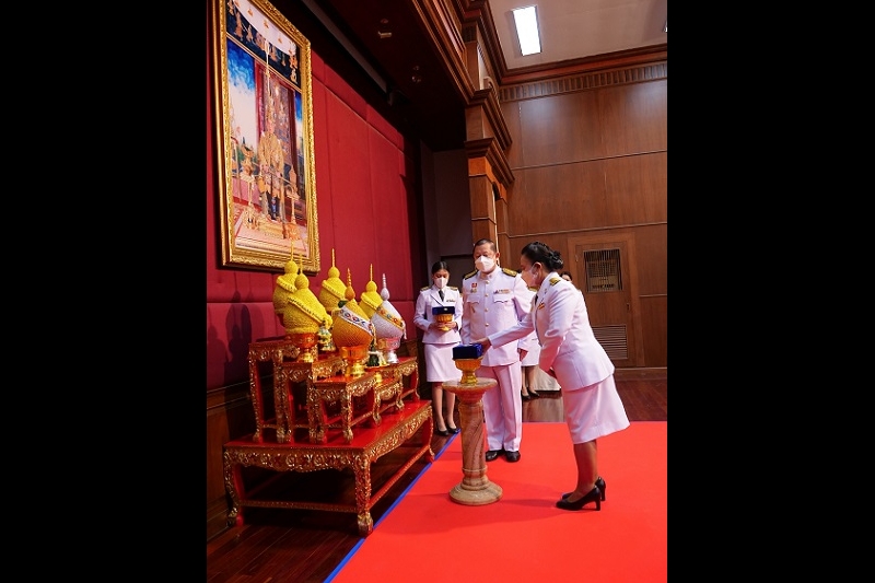 พิธีรับเครื่องราชอิสริยาภรณ์ชั้นสายสะพาย ประจำปี 2564 ต่อเบื้องหน้าพระฉายาลักษณ์พระบาทสมเด็จพระเจ้าอยู่หัว ณ ห้องดำริอิศรานุวรรต
