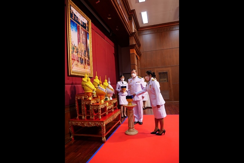 พิธีรับเครื่องราชอิสริยาภรณ์ชั้นสายสะพาย ประจำปี 2564 ต่อเบื้องหน้าพระฉายาลักษณ์พระบาทสมเด็จพระเจ้าอยู่หัว ณ ห้องดำริอิศรานุวรรต