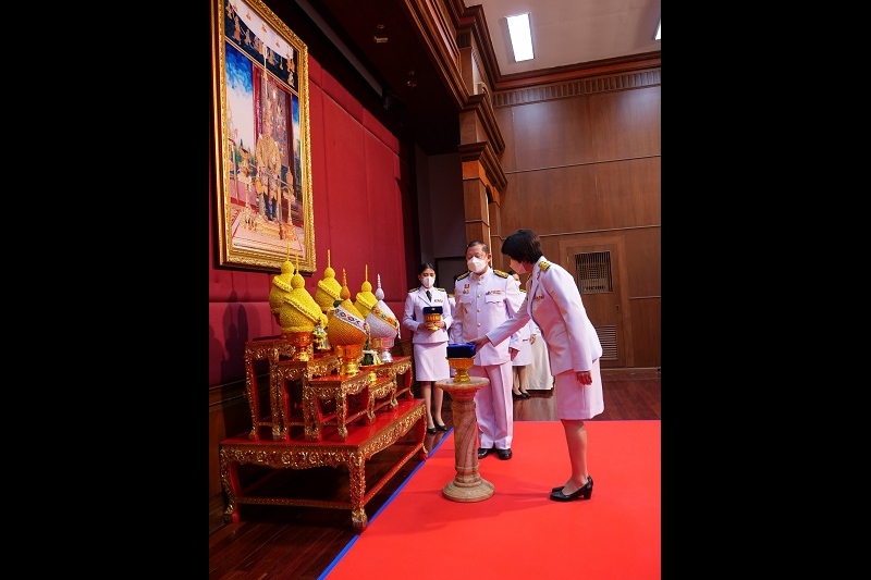พิธีรับเครื่องราชอิสริยาภรณ์ชั้นสายสะพาย ประจำปี 2564 ต่อเบื้องหน้าพระฉายาลักษณ์พระบาทสมเด็จพระเจ้าอยู่หัว ณ ห้องดำริอิศรานุวรรต