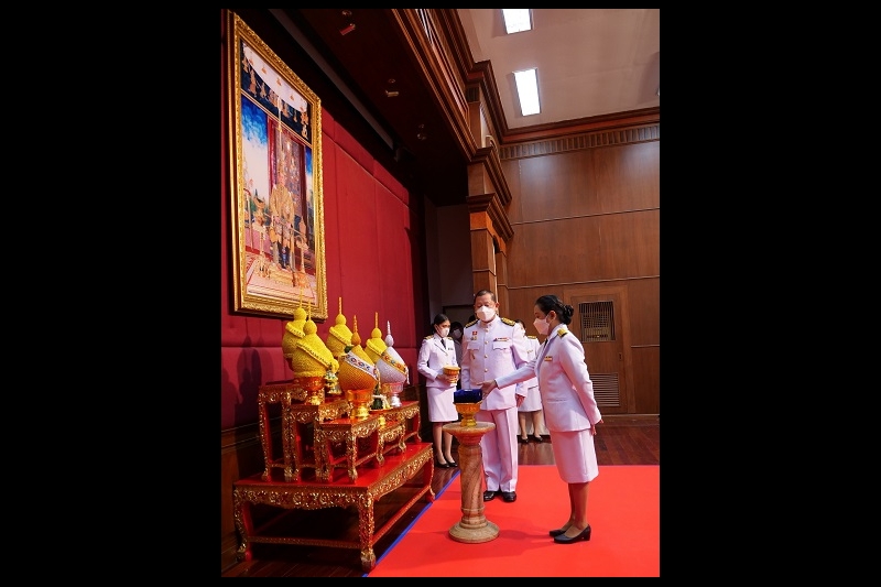 พิธีรับเครื่องราชอิสริยาภรณ์ชั้นสายสะพาย ประจำปี 2564 ต่อเบื้องหน้าพระฉายาลักษณ์พระบาทสมเด็จพระเจ้าอยู่หัว ณ ห้องดำริอิศรานุวรรต