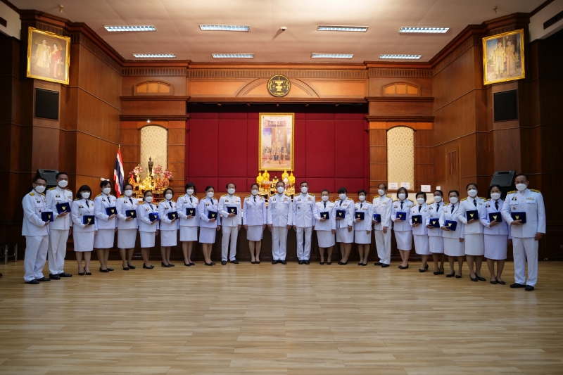 พิธีรับเครื่องราชอิสริยาภรณ์ชั้นสายสะพาย ประจำปี 2564 ต่อเบื้องหน้าพระฉายาลักษณ์พระบาทสมเด็จพระเจ้าอยู่หัว ณ ห้องดำริอิศรานุวรรต