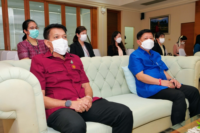  สำนักงานการตรวจเงินแผ่นดินส่งมอบปฏิทินภายใต้โครงการ ปฏิทินตั้งโต๊ะปีเก่าส่งต่อให้เรานะ เนื่องในโอกาสครบรอบ 108 ปี สำนักงานการตร