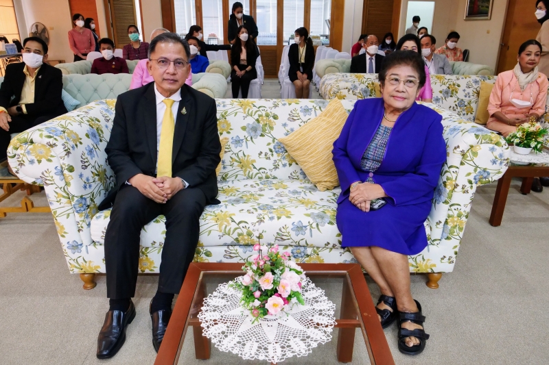  สำนักงานการตรวจเงินแผ่นดินส่งมอบปฏิทินภายใต้โครงการ ปฏิทินตั้งโต๊ะปีเก่าส่งต่อให้เรานะ เนื่องในโอกาสครบรอบ 108 ปี สำนักงานการตร