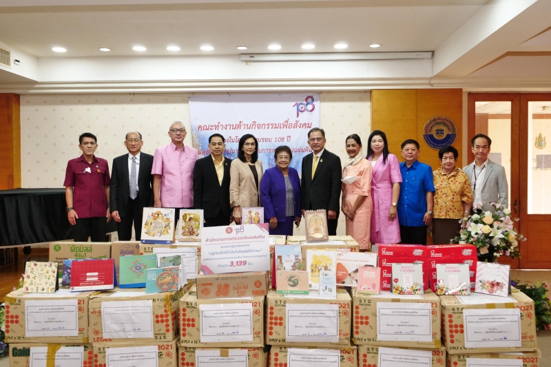  สำนักงานการตรวจเงินแผ่นดินส่งมอบปฏิทินภายใต้โครงการ ปฏิทินตั้งโต๊ะปีเก่าส่งต่อให้เรานะ เนื่องในโอกาสครบรอบ 108 ปี สำนักงานการตร