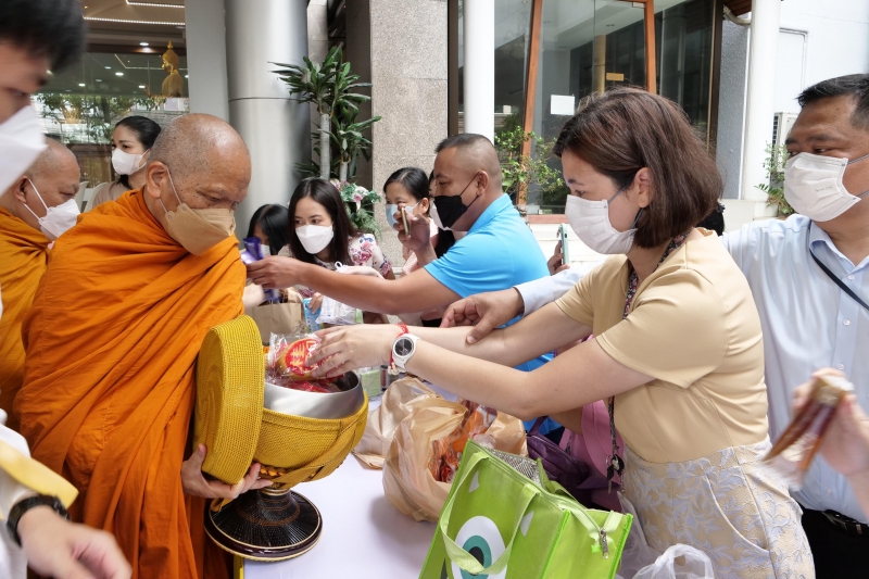 พิธีทำบุญตักบาตรข้าวสารอาหารแห้ง 