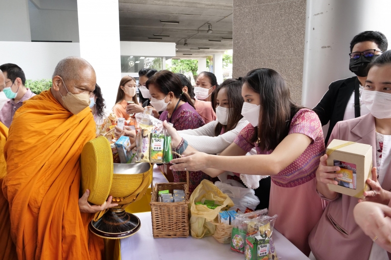 พิธีทำบุญตักบาตรข้าวสารอาหารแห้ง 