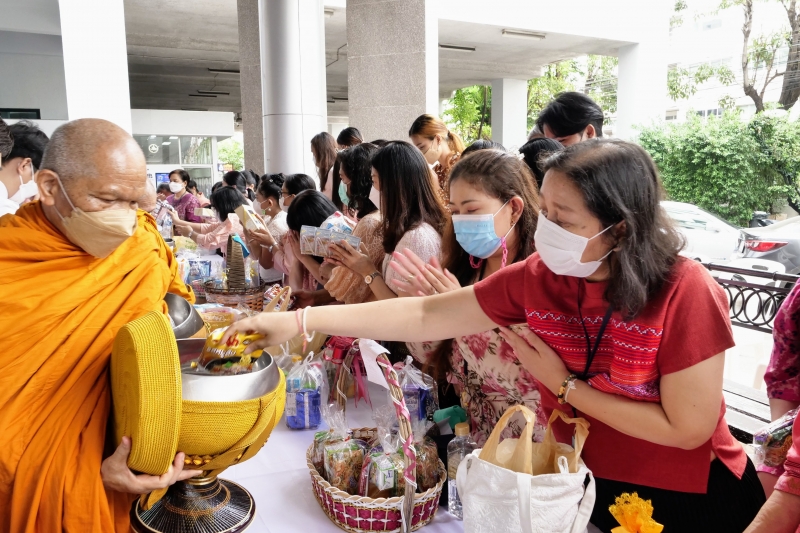 พิธีทำบุญตักบาตรข้าวสารอาหารแห้ง 