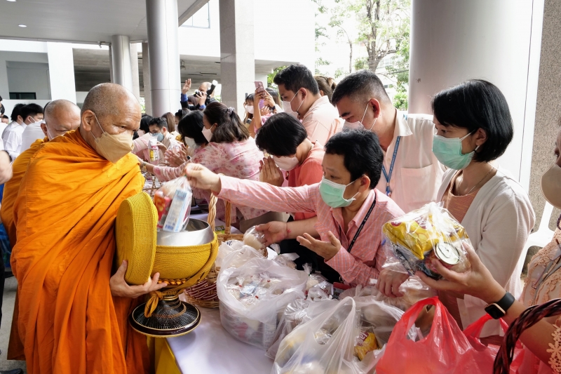 พิธีทำบุญตักบาตรข้าวสารอาหารแห้ง 