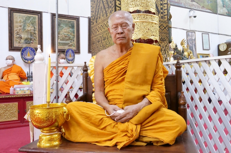 2566-03-30 พิธีอธิษฐานจิตมวลสาร แผ่นจาร และแผ่นดวงชะตา พระพุทธโสธร รุ่น มงคลแผ่นดิน 108 ณ วัดพระธาตุหริภุญชัยวรมหาวิหาร จังหวัดล