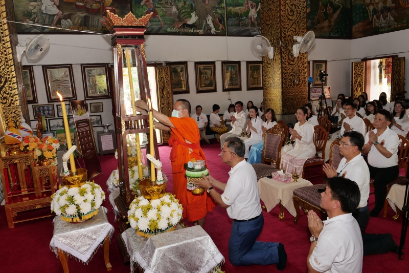 2566-03-30 พิธีอธิษฐานจิตมวลสาร แผ่นจาร และแผ่นดวงชะตา พระพุทธโสธร รุ่น มงคลแผ่นดิน 108 ณ วัดพระธาตุหริภุญชัยวรมหาวิหาร จังหวัดล