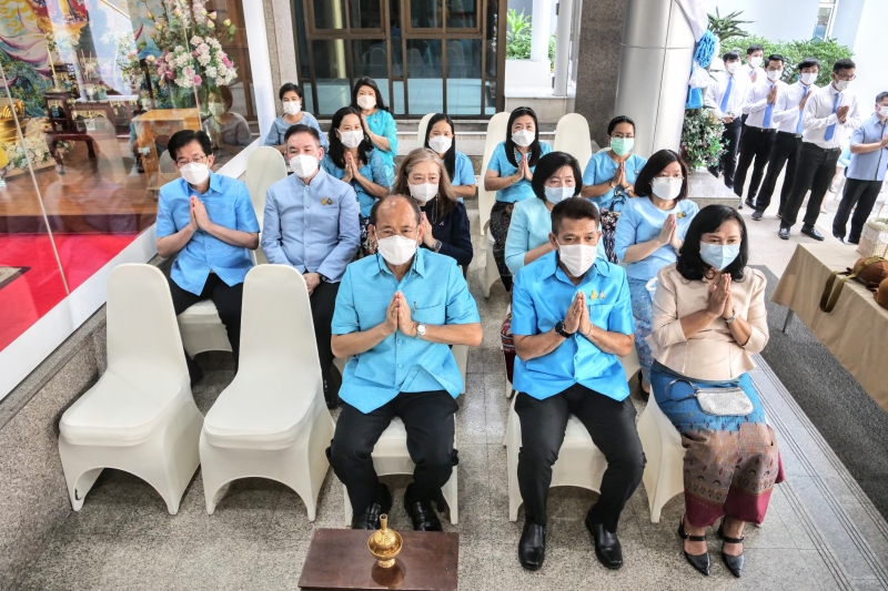 พิธีทำบุญตักบาตรข้าวสารอาหารแห้ง คณะสงฆ์จากวัดปทุมวนารามราชวรวิหาร 