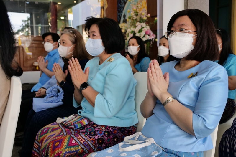พิธีทำบุญตักบาตรข้าวสารอาหารแห้ง คณะสงฆ์จากวัดปทุมวนารามราชวรวิหาร 