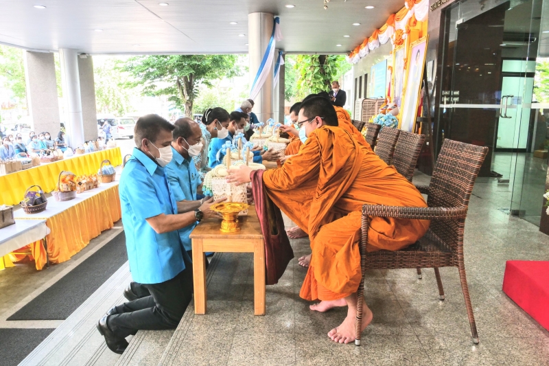 พิธีทำบุญตักบาตรข้าวสารอาหารแห้ง คณะสงฆ์จากวัดปทุมวนารามราชวรวิหาร 