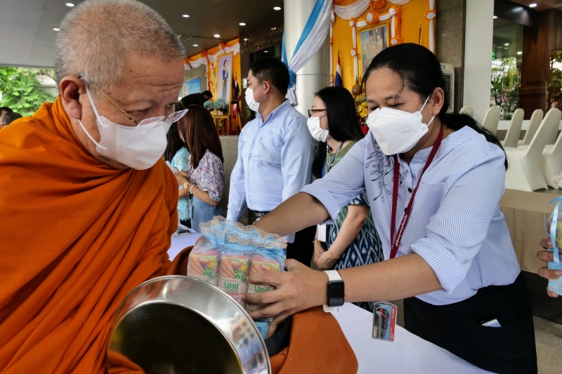พิธีทำบุญตักบาตรข้าวสารอาหารแห้ง คณะสงฆ์จากวัดปทุมวนารามราชวรวิหาร 