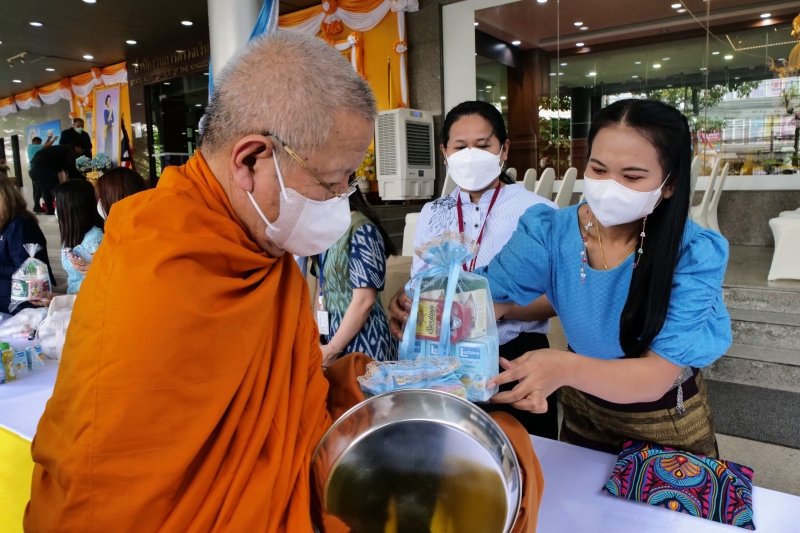 พิธีทำบุญตักบาตรข้าวสารอาหารแห้ง คณะสงฆ์จากวัดปทุมวนารามราชวรวิหาร 