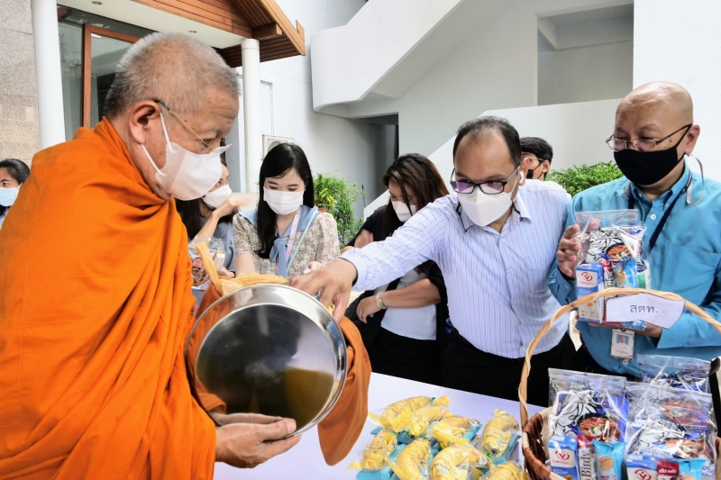พิธีทำบุญตักบาตรข้าวสารอาหารแห้ง คณะสงฆ์จากวัดปทุมวนารามราชวรวิหาร 