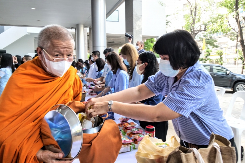 พิธีทำบุญตักบาตรข้าวสารอาหารแห้ง คณะสงฆ์จากวัดปทุมวนารามราชวรวิหาร 