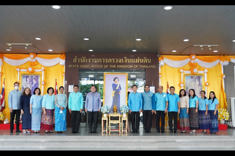 พิธีทำบุญตักบาตรข้าวสารอาหารแห้ง คณะสงฆ์จากวัดปทุมวนารามราชวรวิหาร 