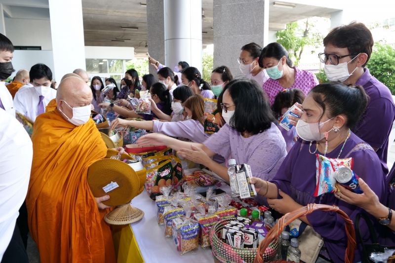  พิธีเจริญพระพุทธมนต์และทำบุญตักบาตร ถวายพระราชกุศลและถวายพระพรชัยมงคล เนื่องในโอกาสวันเฉลิมพระชนมพรรษา สมเด็จพระนางเจ้า ฯ พระบร