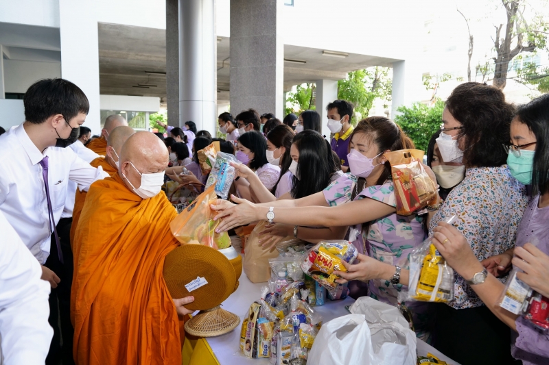  พิธีเจริญพระพุทธมนต์และทำบุญตักบาตร ถวายพระราชกุศลและถวายพระพรชัยมงคล เนื่องในโอกาสวันเฉลิมพระชนมพรรษา สมเด็จพระนางเจ้า ฯ พระบร