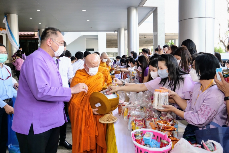  พิธีเจริญพระพุทธมนต์และทำบุญตักบาตร ถวายพระราชกุศลและถวายพระพรชัยมงคล เนื่องในโอกาสวันเฉลิมพระชนมพรรษา สมเด็จพระนางเจ้า ฯ พระบร