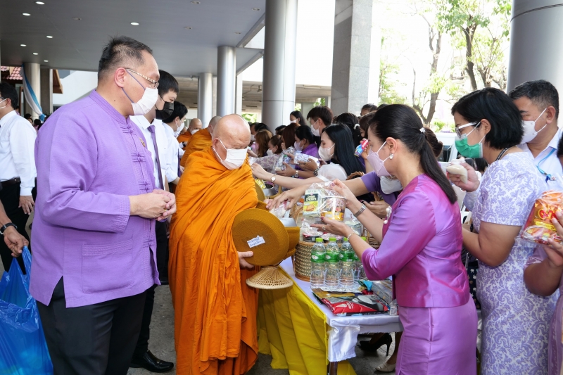  พิธีเจริญพระพุทธมนต์และทำบุญตักบาตร ถวายพระราชกุศลและถวายพระพรชัยมงคล เนื่องในโอกาสวันเฉลิมพระชนมพรรษา สมเด็จพระนางเจ้า ฯ พระบร